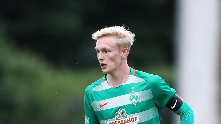 Julian Rieckmann erhält einen Profivertrag.