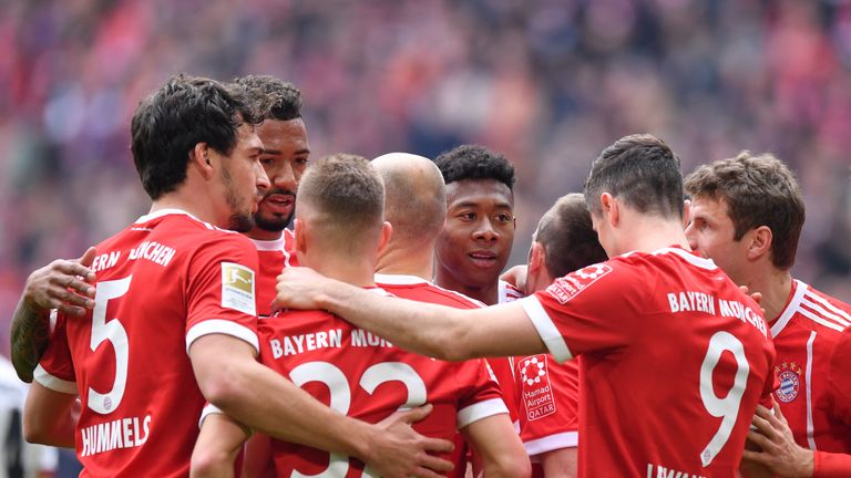 Der Henkelpott – Objekt der Begierde! Um diesen geht es am Samstag, den 26. Mai (live auf Sky Sport 1 HD) im Olympiastadion von Kiew. Die letzten beiden Ausgaben haben die Königlichen aus Madrid für sich entschieden und sind somit das erste Team, das den Titel in der Champions League verteidigen konnten. In diesem Jahr darf mit dem FC Bayern München auch wieder eine deutsche Mannschaft auf den Gewinn der begehrten Trophäe hoffen. Der bislang letzte CL-Titel der Bayern liegt fünf Jahre zurück. In