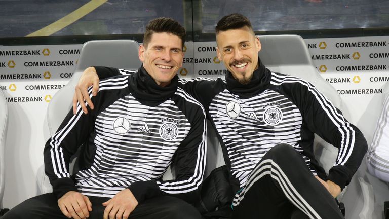 Mario Gomez und Sandro Wagner mussten es sich zunächst auf der Bank gemütlich machen.