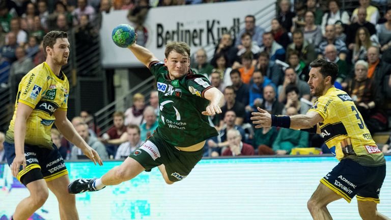 Nationalspieler Paul Drux (M.) knickte beim 24:24 beim TVB Stuttgart um.