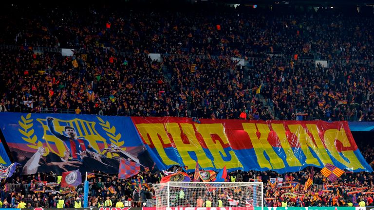 Fans des FC Barcelona huldigen Lionel Messi vor dem Spiel des FC Barcelona gegen Chelsea.