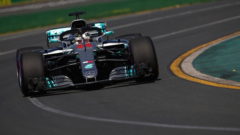 Lewis Hamilton erwischt beim Trainingsauftakt in Melbourne einen guten Start. 