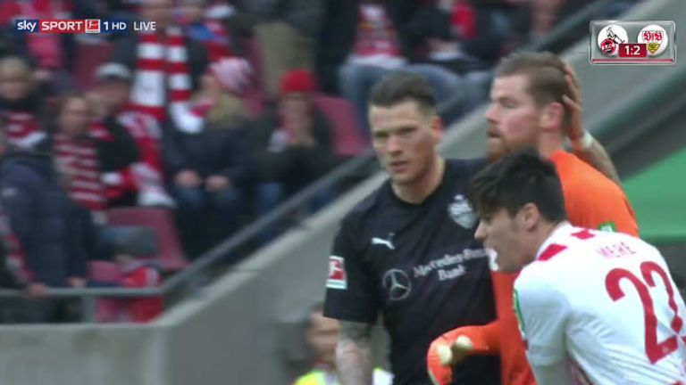 Daniel Ginczek tröstet Timo Horn.