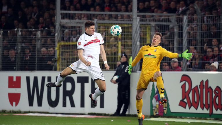 Mario Gomez ist schneller am Ball als Freiburgs Schlussmann Alexander Schwolow und köpft den VfB Stuttgart in Führung.