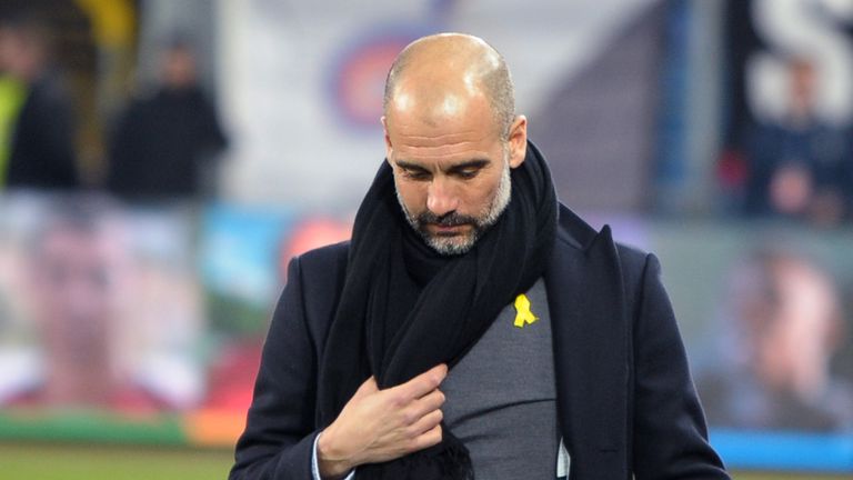Ex-Bayern-Coach Pep Guardiola wird für das Tragen einer gelben Schleife bestraft.