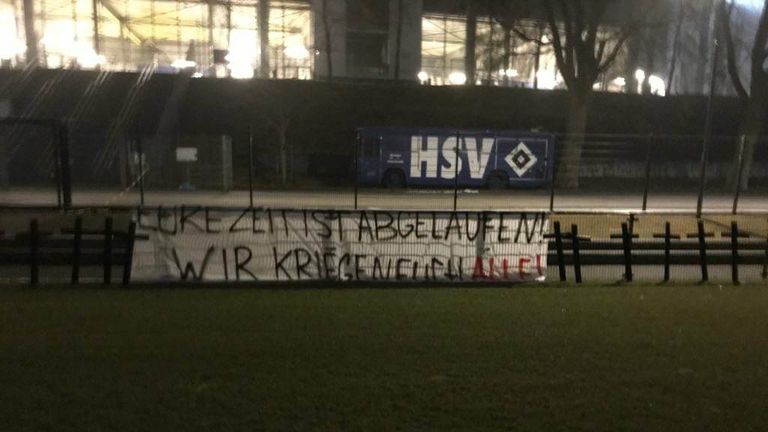 HSV-Fans gehen auf die Barrikaden und drohen den Spielern. (Quelle Bild: https://twitter.com/karlos1337)