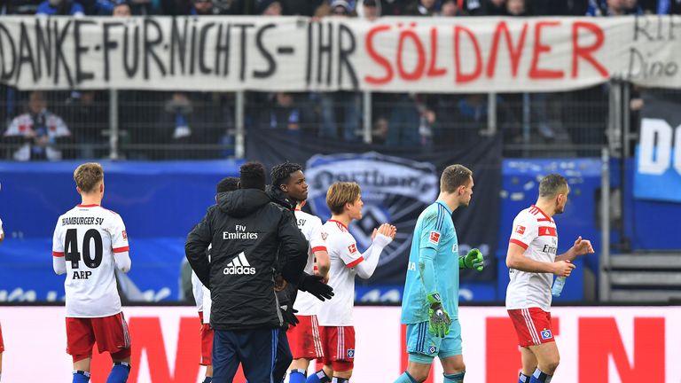 Die Hamburger Fans äußern ihren Unmut nach dem Remis gegen Mainz.