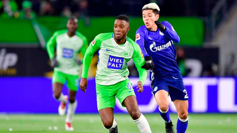 Harit (r.) im Zweikampf mit Bazoer.