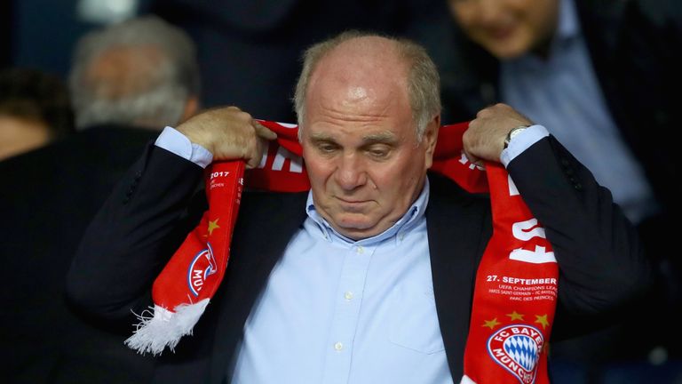 Uli Hoeneß hält sich bedeckt in der Trainerfrage.