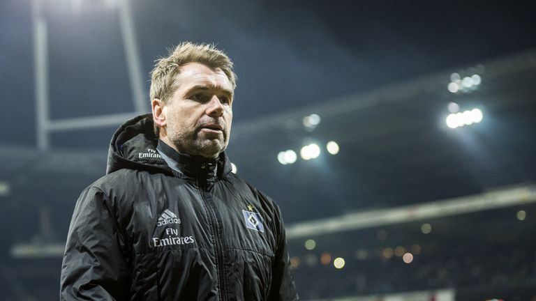 HSV-Trainer Bernd Hollerbach hat eine Job-Garantie von Sportvorstand Heribert Bruchhagen.