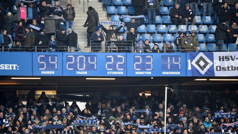 Noch tickt die ewige Bundesliga-Uhr im Hamburger Stadion.