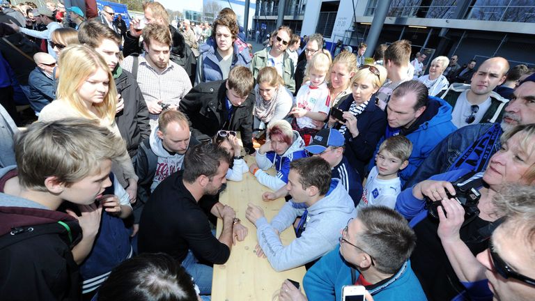 Als wieder Gutmachung für die verärgerten Fans gab es eine Aussprache bei gutem Essen und kühlen Drinks.