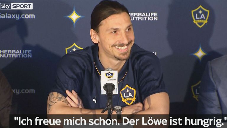 Zlatan Ibrahimovic spricht auf der Pressekonferenz in LA.
