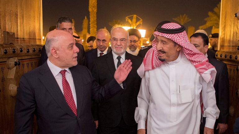 Der irakische Ministerpräsident Haider al-Abadi (links) und der König Salman vcn Saudi-Arabien (rechts) im Gespräch 