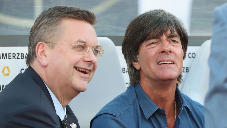 DFB-Präsident Reinhard Grindel (l.) hofft, dass Joachim Löw dem DFB noch lange als Bundestrainer erhalten bleibt.