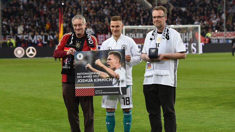 Joshua Kimmich wurde vor der Partie als Nationalspieler des Jahres 2017 geehrt.