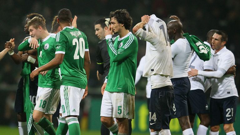 Kaum ist die 55. Bundesliga-Saison zu Ende, schon dreht sich alles um die Nationalmannschaft. Bundestrainer Joachim Löw muss bis zum 14. Mai seinen vorläufigen 30-Mann-Kader benennen. Mats Hummels, Jerome Boateng und Toni Kroos (hier im Testspiel gegen Frankreich) dürften ihren Platz sicher haben. Wer schafft es noch in den Kader? 