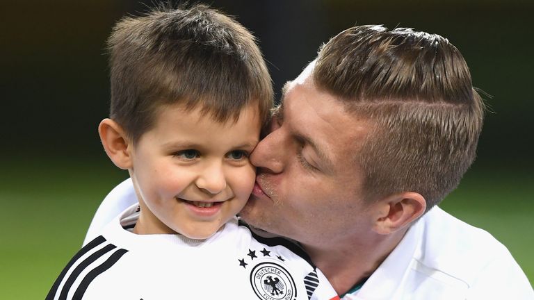 Toni Kroos vor dem Spiel mit Sohn Leon.
