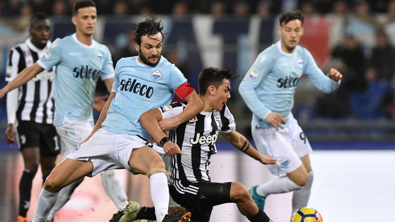 Trotz größter Bedrängnis trifft Paulo Dybala gegen Lazio Rom in der Nachspielzeit.