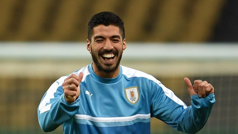 Luis Suarez führt Uruguay gegen Tschechien zum Sieg.