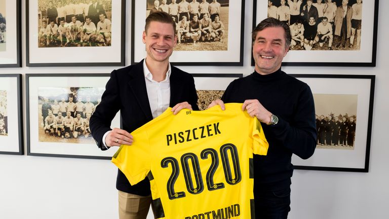 Lukasz Piszczek unterschreibt einen neuen Vertrag beim BVB.  (Quelle: Twitter/BVB)