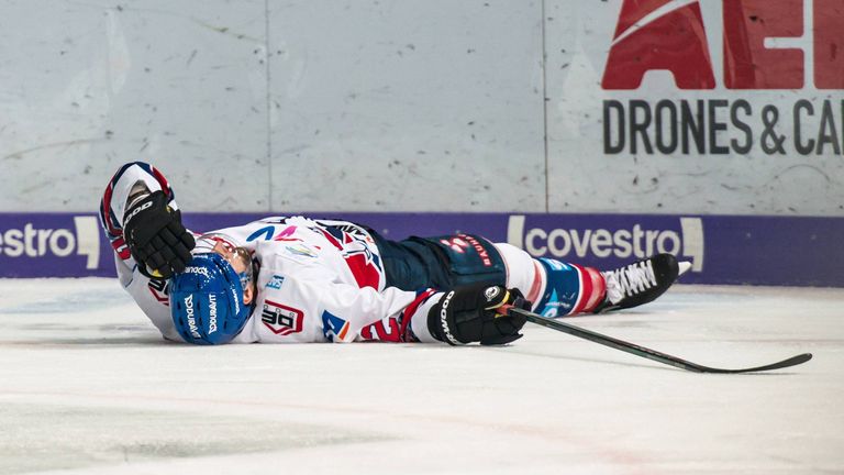 Matthias Plachta von den Adlern Mannheim liegt nach dem Check von Red Bull Münchens Steven Pinizzotto benommen am Boden.