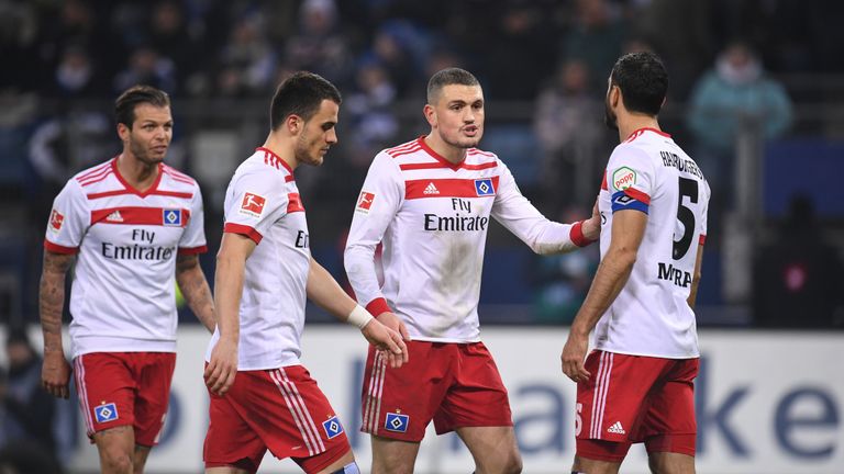 Der HSV setzt in Zukunft nicht mehr auf Mergim Mavraj (r.).