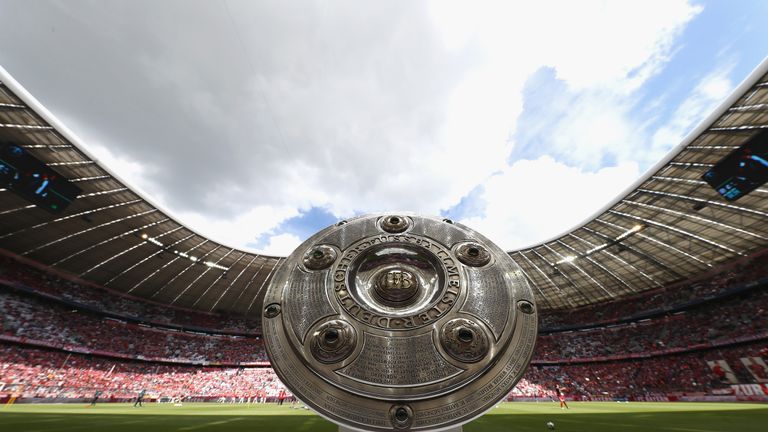 Mehr Fußball geht nicht! Am 34. Spieltag der Bundesliga-Saison 2017/18 finden wie gewohnt alle neun Partien gleichzeitig statt. Natürlich gibt es diese in der Konferenz (ab 13:00 Uhr LIVE auf Sky Sport Bundesliga 1 HD) sowie in den jeweiligen Einzeloptionen zu sehen (ab 15 Uhr live auf Sky Sport Bundesliga 2-10 HD).  