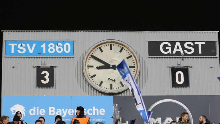 Die Zahlenschilder der Anzeigetafel im Grünwalder Stadion wurden entwendet.