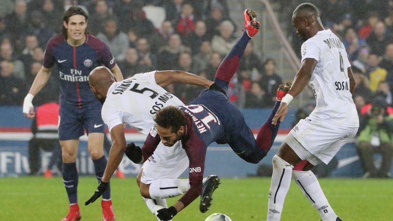 Neymar scheint seine Zeit bei Paris Saint-Germain nicht zu genießen.