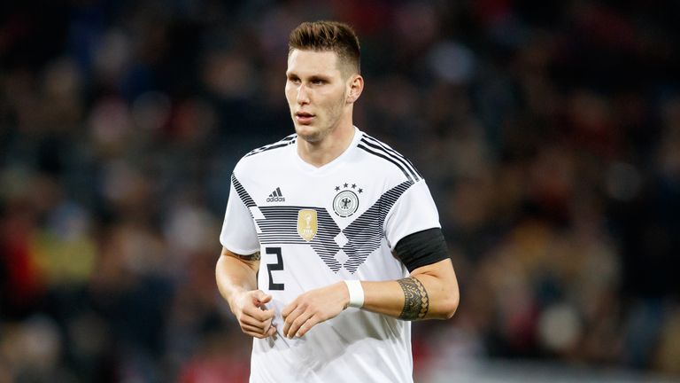 Einer davon ist Niklas Süle, der sich bereits beim FC Bayern mit dem Duo um Einsatzminuten streitet. Der 22-Jährige erwischte zuletzt gegen RB Leipzig keinen guten Tag. Gegen Brasilien und Spanien muss er Pluspunkte sammeln.