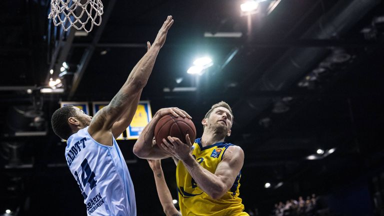 Vizemeister EWE Baskets Oldenburg besiegen die Eisbären Bremerhaven mit 85:73.