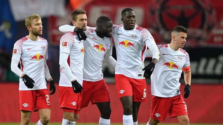 Die erste Entscheidung im europäischen Fußball steht an. Im Europa-League-Finale in Lyon am Mittwoch, den 16. Mai (live auf Sky Sport 1 HD) wird der Nachfolger von Manchester United gesucht. Unter den verbliebenen Mannschaften im Wettbewerb befindet sich mit RB Leipzig auch noch ein deutscher Vertreter. Schaffen es die Roten Bullen nach 21 Jahren den Pokal wieder einmal nach Deutschland zu holen? Dem letzten Team, dem dies gelungen ist, waren die Eurofighter des FC Schalke 04. 