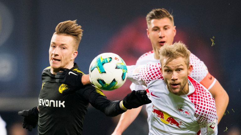 Marco Reus im Zweikampf mit Konrad Laimer (r.).