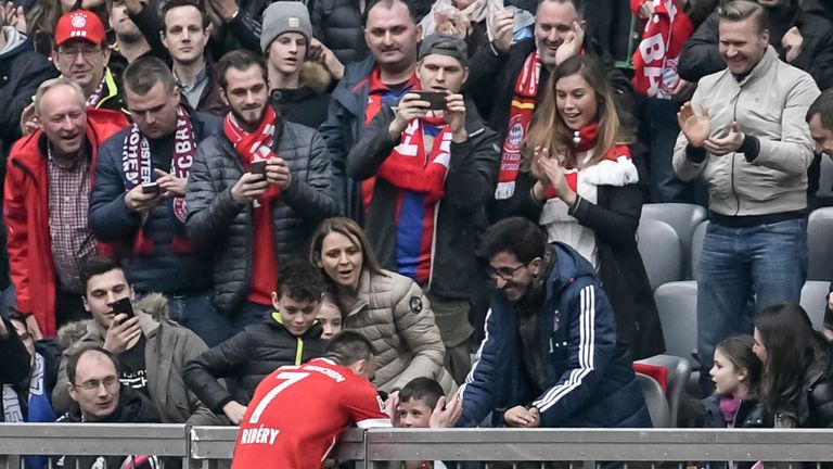 Franck Ribery bejubelt seinen Treffer mit seinem Sohn.