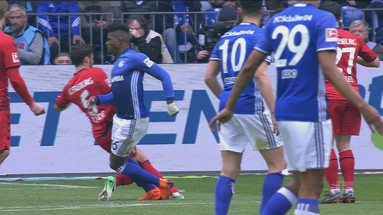 Der Ursprung für den Ärger. Breel Embolo kommt in der 63. Minute gegen Manuel Gulde im Strafraum zu Fall. Schiedsrichter Stieler gibt zum  Entsetzen der Freiburger Strafstoß.