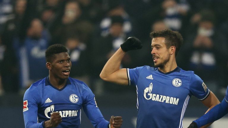 Franco Di Santo (r.) und Breel Embolo jubeln über den Treffer von Mannschaftskollege Marko Pjaca.