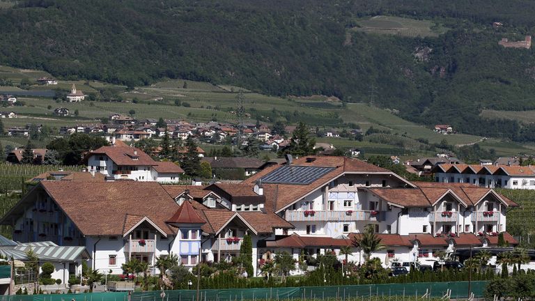 Altbewährtes soll man beibehalten. Nach diesem Motto verfahren auch die Verantwortlichen des DFB. Bereits zum vierten Mal bereitet sich die Nationalmannschaft im Vorfeld eines großen Turniers mit einem Trainingslager in Südtirol vor. 1990, 2010 und 2014 residierte der DFB-Tross ebenfalls in der italienischen Provinz – mit weitreichenden positiven Folgen. 1990 und 2014 sprang der WM Titel heraus, 2010 ging der Weg immerhin bis ins Halbfinale, wo gegen Spanien (0:1) Schluss war. 