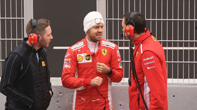 Sebastian Vettel im Gespräch mit seinen Mechanikern.