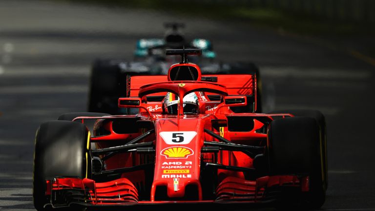 Ferrari-Star Sebastian Vettel gewinnt den Saisonauftakt in Melbourne vor Mercedes-Pilot Lewis Hamilton.