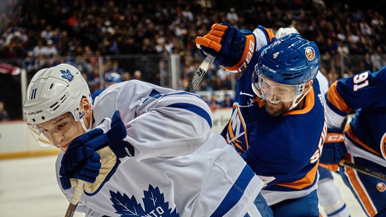 Dennis Seidenberg kassiert eine 4:5 gegen die Toronto Maple Leafs.