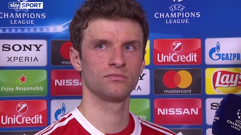 Thomas Müller ärgert sich am Sky Mikro.