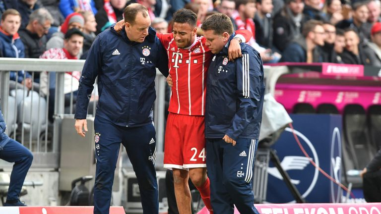 Bayerns Corentin Tolisso muss gegen den Hamburger SV verletzt ausgewechselt werden.