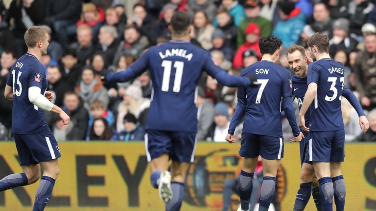 Christian Eriksen (M.) erzielt beim 3:0-Erfolg gegen Swansea zwei Buden.