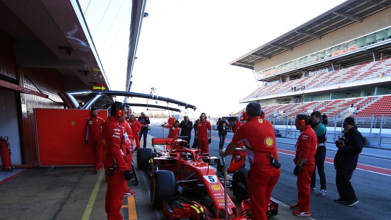 Ferrari-Pilot Sebastian Vettel sichert sich an seinem letzten Testtag die Bestzeit.