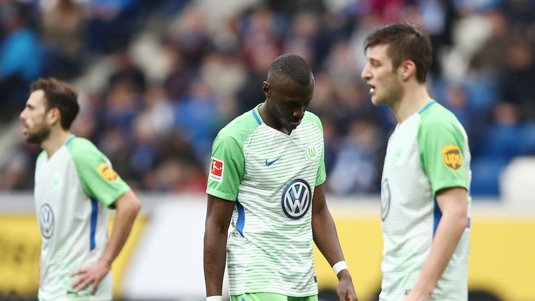 Hängende Köpfe beim VfL Wolfsburg. In der Tabelle sieht es immer düsterer aus.