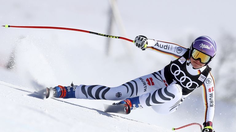 Viktoria Rebensburg freut sich über den zweiten Platz im Super-G.