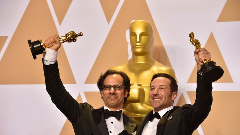 Regisseur Bryan Fogel (r.) freut sich über seinen "Goldjungen".