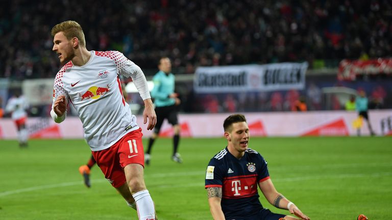 Timo Werner trifft, Bayerns Niklas Süle sitzt geschlagen am Boden.