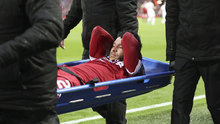 Alex Oxlade-Chamberlain zieht sich gegen AS Rom eine schwere Knieverletzung zu und fällt monatelang aus.